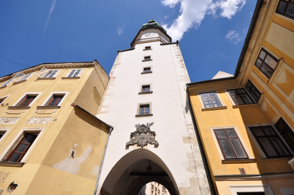 La Porta di San Michele a Bratislava fotografata sotto il cielo sereno, circondata da edifici storici.