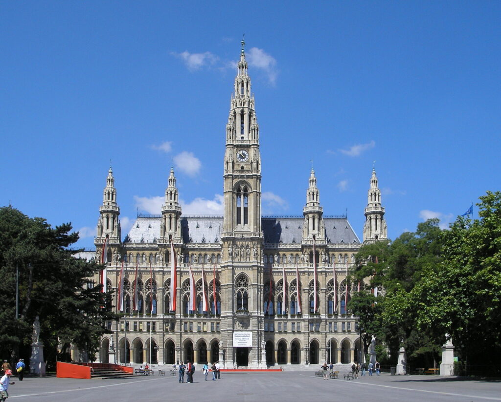 Imagine a Primăriei din Viena, caracterizată prin arhitectura sa gotică impresionantă.