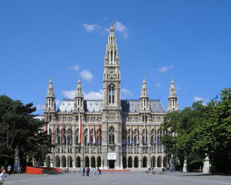 Imagine a Primăriei din Viena, caracterizată prin arhitectura sa gotică impresionantă.