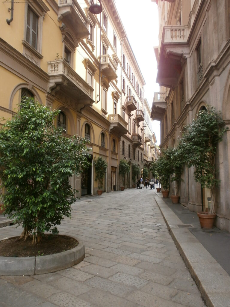 Străduțe pitorești și clădiri de lux din Quadrilatero della Moda, Milano.
