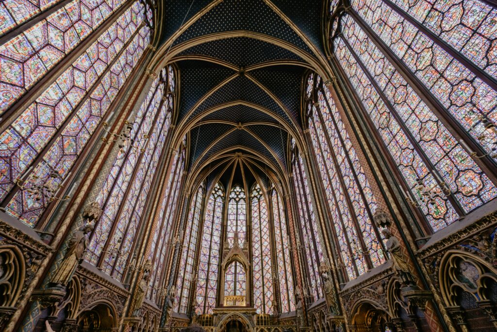 Vitralii spectaculoase și structura interioară gotică a Sainte Chapelle din Paris