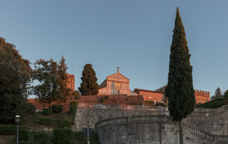 Facciata di San Miniato al Monte illuminata al tramonto, Firenze.