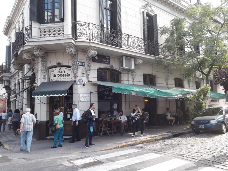 Immagine di La Poesía, un caffè storico a San Telmo, Buenos Aires, con architettura classica e atmosfera vivace.
