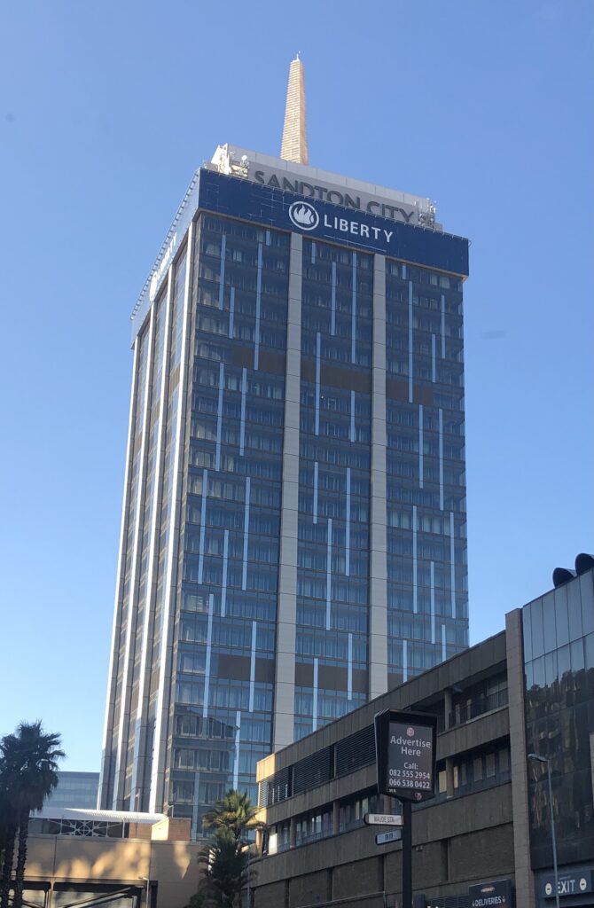 Una vista esterna della torre Sandton City Johannesburg, iconica e moderna.