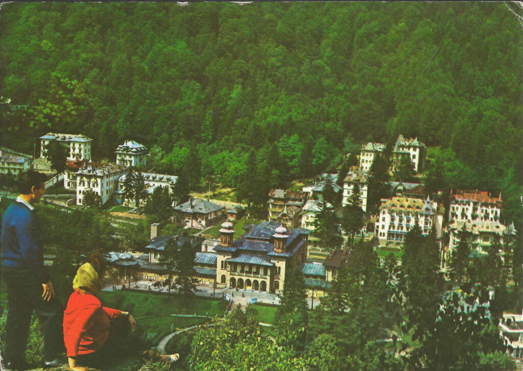 Stațiunea Slănic Moldova înconjurată de păduri verzi, cu hoteluri și clădiri tradiționale balneare.