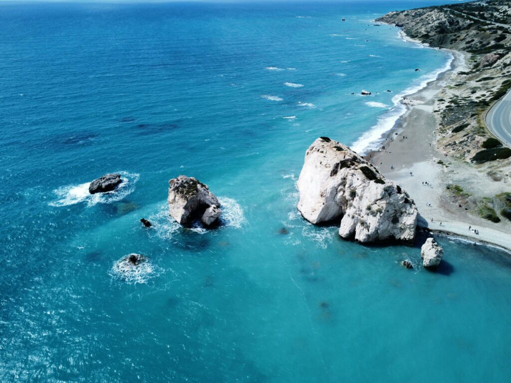 Vedere aeriană a Rocilor Afroditei Petra Tou Romiou, plajă și ape azurii în Paphos.