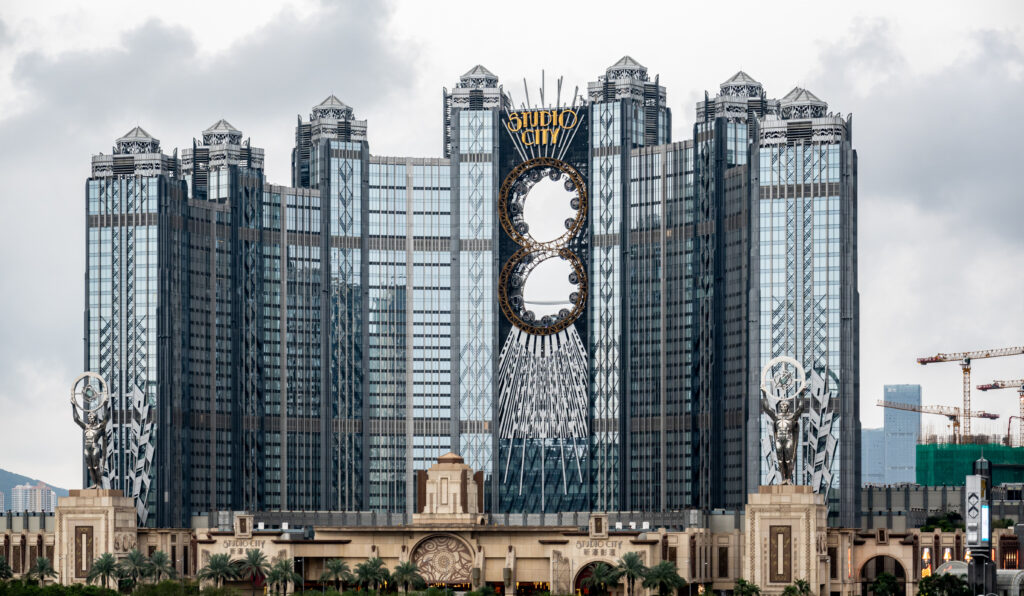La maestosa facciata dello Studio City Macau, con dettagli architettonici moderni e design iconico.