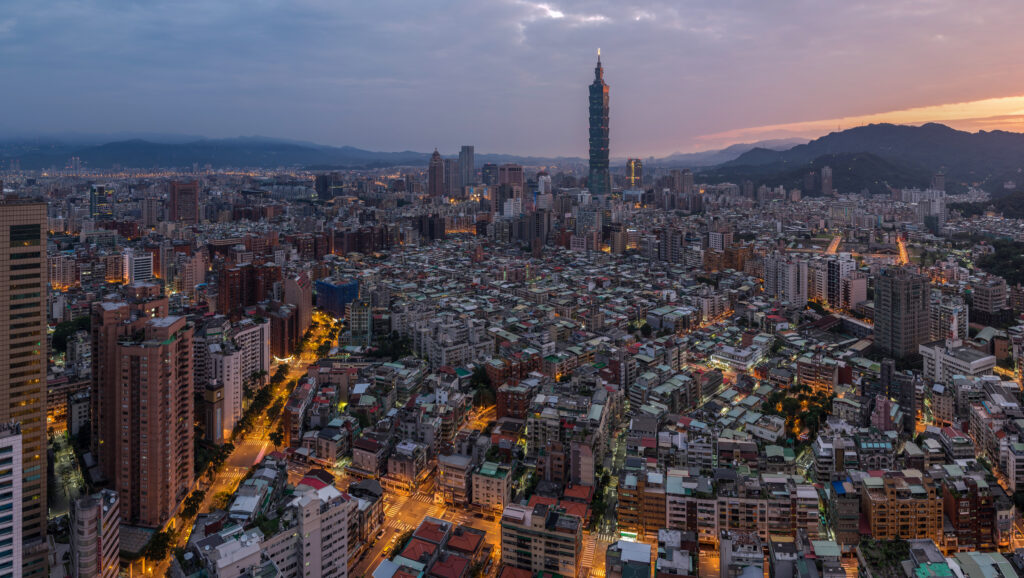 Vista panoramica di Taipei 101 al tramonto sopra la città di Taipei, Taiwan.