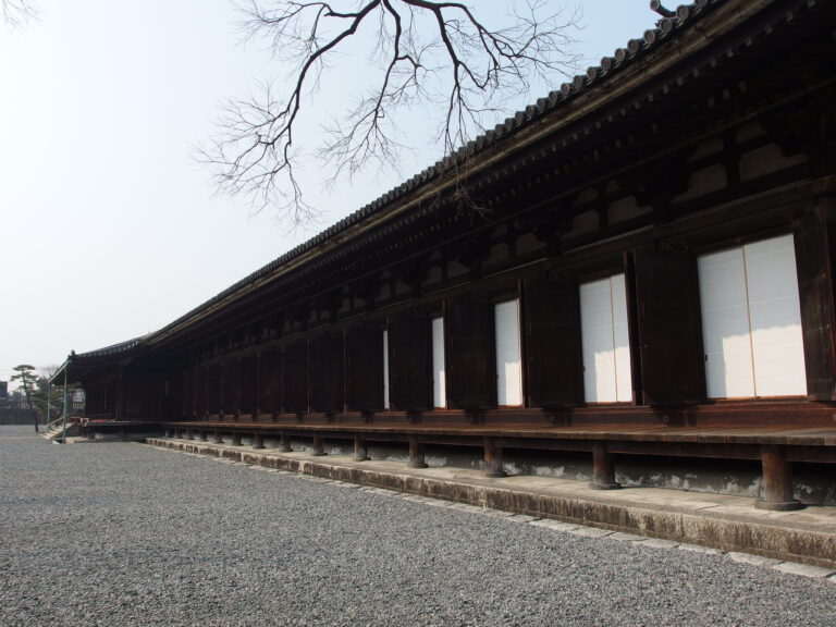 Facciata esterna del famoso Tempio Sanjusangendo a Kyoto, Giappone.