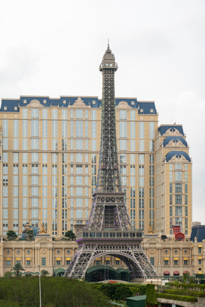 Torre Eiffel al Parisian Macao con dettagli architettonici e hotel sullo sfondo.