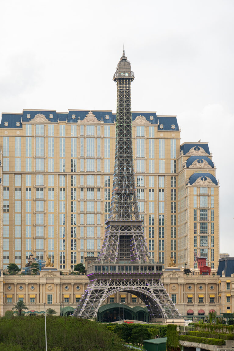 Torre Eiffel al Parisian Macao con dettagli architettonici e hotel sullo sfondo.