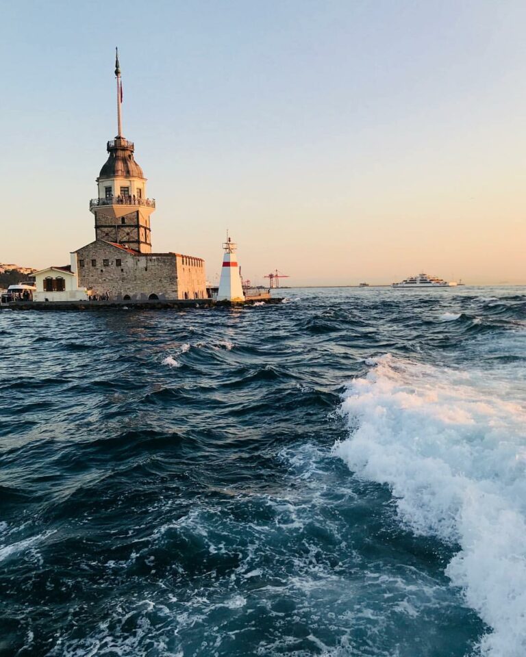 La Torre della Fanciulla circondata dall'acqua al tramonto, Istanbul.