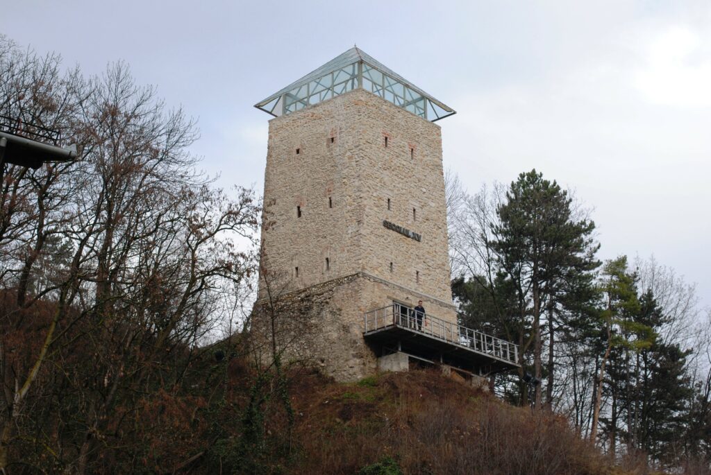 La Torre Nera di Brașov, una significativa attrazione turistica storica e culturale circondata da un paesaggio naturale.