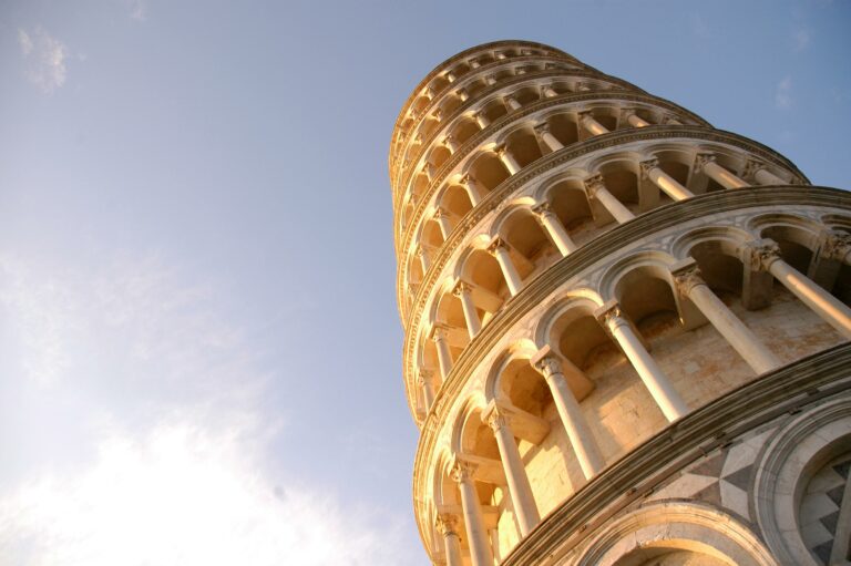 Turnul din Pisa iluminat de soare, o atracție emblematică din Italia.