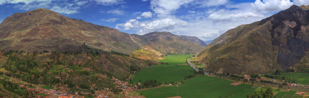 Valle Sacra mostrata in una immagine panoramica che evidenzia la bellezza naturale della regione.