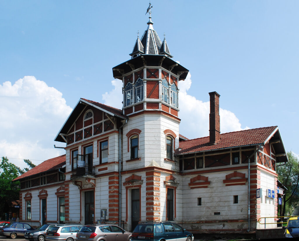 Edificio storico a Vatra Dornei con stile architettonico tradizionale.